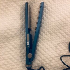 BaBylissPRO Nano Titanium 1 1/4” Flat Iron